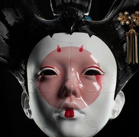 Japanese Theatre Masks, Kintsugi Face, Hope Character, Robot Geisha, Robot Hair, Cyberpunk Geisha, Geisha Mask, Geisha Cosplay, Mascara Hannya