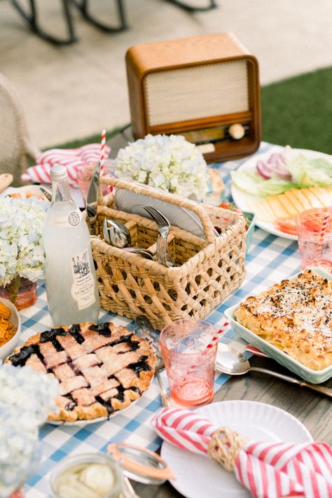 4th of July Party Ideas Fancy Fourth Of July Party, Classy Fourth Of July Party, 4th Of July Backyard Party Ideas, 4th Of July Hosting, Vintage Americana Party, Classy Bbq Party, 4th Of July Party Aesthetic, All American Aesthetic, Fourth Of July Aesthetic