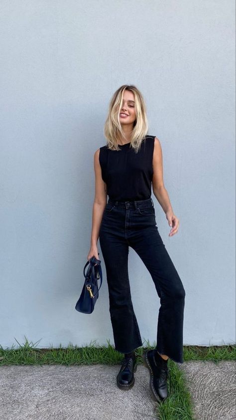 Womens Modern Fashion, Chic Woman Style, Classic Eclectic Outfit, All Black Chic Outfit Casual, Artist Capsule Wardrobe, Black Jeans Aesthetic Outfit, French Rock Style, Artsy Chic Style, Folk Fashion Modern