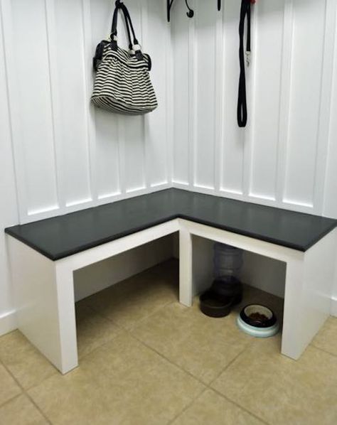 Mudroom Corner Bench – Free Woodworking Plan.com Corner Entryway Bench, Mudroom Corner, Rustic Farmhouse Fireplace, Foyer Storage, Diy Entryway Bench, Mudroom Bench Cushion, Diy Storage Bench, Mudroom Entryway, Diy Mudroom Bench