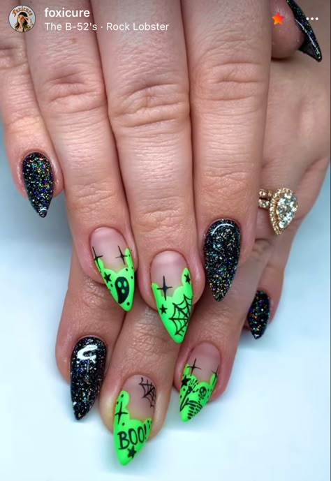 Short Stiletto Halloween Nails, Bright Halloween Nails, Funky Halloween Nails, Halloween Almond Nails Design, Stiletto Nails Halloween, Almond Nails Halloween, Stiletto Halloween Nails, Halloween Stiletto Nails, Glitter Halloween Nails