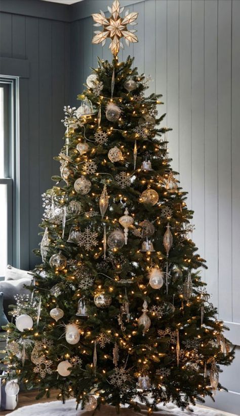 Christmas Tree Colour Scheme, Balsam Hill Christmas Tree, Christmas Tree Inspo, Gold Christmas Tree Decorations, Minimalist Christmas Tree, Diy Jul, Christmas Tree Decorating Themes, Elegant Christmas Trees, Pre Lit Christmas Tree