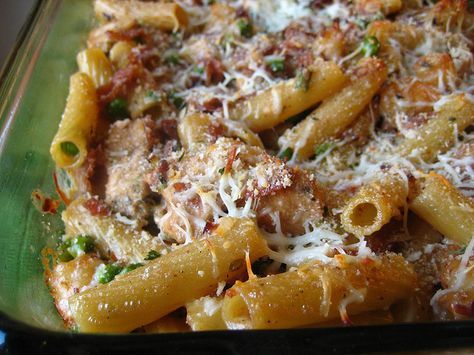 Biaggi's Ziti Al Forno recipe- I made this last night and it was AWESOME!! Ziti Al Forno, Cooking For A Group, Baked Pasta, Giada De Laurentiis, Baked Ziti, The Leftovers, Fair Food Recipes, Pasta Pasta, Dinner Is Served