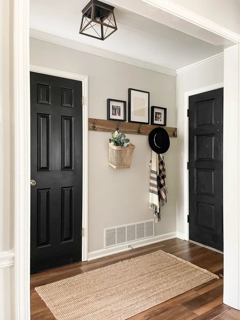 Rowhouse Entryway, Small Entry Way Ideas Narrow Hallways, Small Entryway Ideas Apartment, Painting Interior Doors Black, Entryway Apartment, Small Entryway Ideas, Hall Entrada, Small Foyer, Narrow Entryway