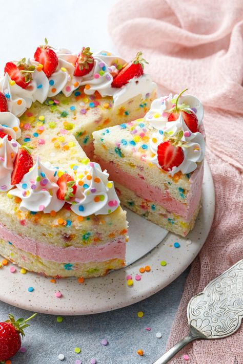 A perfect summer dessert recipe! Strawberry Funfetti Ice Cream Cake Strawberry Funfetti Cake, Funfetti Ice Cream, Buttermilk Ice Cream, Moist Yellow Cakes, Recipe Strawberry, Pastel Cupcakes, Confetti Cake, Funfetti Cake, Frozen Cake