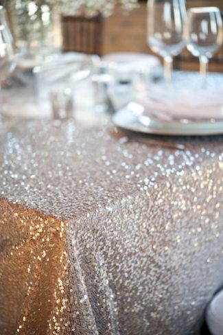 20 DIY Glitter Wedding Theme Ideas & Inspiration | Confetti Daydreams. {DIY Tip} Purchase sequined material in a colour of your liking and use it as a tablecloth Glitter Wedding Theme, Tafel Decor, Sequin Tablecloth, Sequin Table, Holiday Dinner Party, Christmas Tablescape, Winter Wedding Inspiration, Glitter Diy, Glitter Wedding