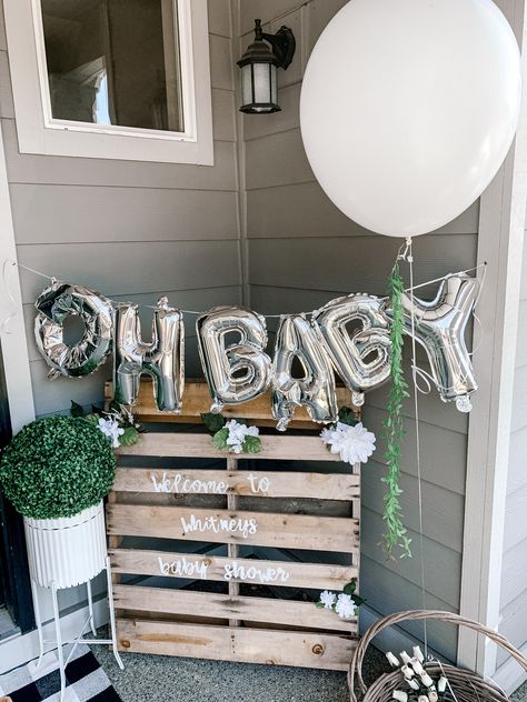 Baby Shower Pallet Ideas, Pallet Baby Shower Decor, Diy Baby Shower Sign, Outdoor Baby Shower Ideas, Auntie Things, Cow Baby Shower Theme, Shower Recipes, Cricut Baby Shower, Backyard Baby Showers