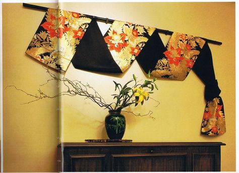 Display Kimono, Kimono Ideas, Diy Kimono, Japanese Bedroom, Japanese Obi, Japan Crafts, Kimono Obi, Japanese Home Decor, Asian Homes