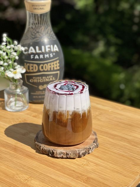 The ultimate summer coffee recipe? It’s definitely this Blueberry Cold Foam Iced Coffee from @milkteamali! Coffee With Cold Foam, Blueberry Iced Coffee, Spring Drinks, Summer Drink Cocktails, Mocktail Drinks, Spring Drink, Small Coffee Shop, Blueberry Coffee, Summer Coffee