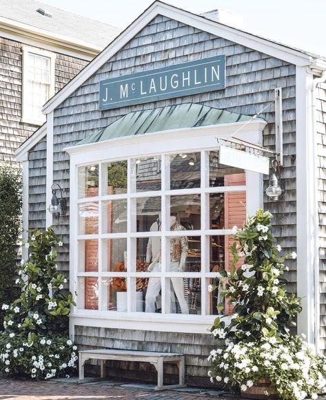 New England seaside shops have the cutest store fronts! . . . 🏆 Photo of the day by @simplymekb🏆 . . . Tag us or use #newenglandtraveljournal to share your photos . . . #explorenewengland #mynewengland #ignewengland #travel #newengland #ontheroad #newenglandlife #newenglandliving #photooftheday Nantucket Shops, Brindleton Bay, Seaside Shops, Rhode Island Travel, Nantucket Cottage, New England Aesthetic, Nantucket Massachusetts, East Coast Beaches, Massachusetts Travel