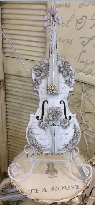 Embellished Violins – Reader Feature Shabby Chic Violin, White Violin, Old Violin, Diy Couples Costumes, Best Couples Costumes, Violin Art, Violin Design, Instruments Art, Diy Halloween Costumes For Women