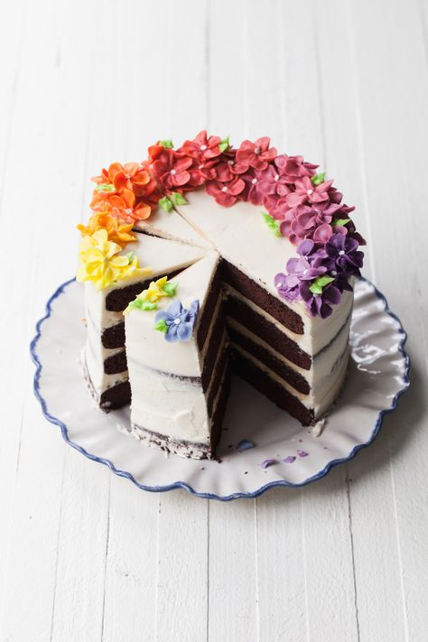 How to make a rainbow cake — Style Sweet Rainbow Flower Cake, Nature Cake, Cake Rainbow, Eggless Chocolate Cake, Cake Style, Make A Rainbow, Baking Decorating, Buttercream Filling, Flowers Cake