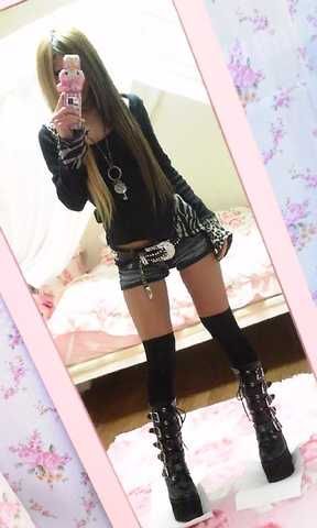 DEM BOOTS o.o <3 Gyaru Outfits, Y2k Gyaru, Gyaru Style, Mcbling Fashion, 2000s Japanese Fashion, Pin Up Outfits, Gyaru Fashion, 2000s Fashion Outfits, J Fashion