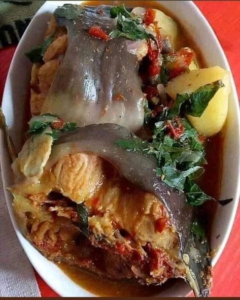 Catfish Pepper Soup, African Soup, Nigerian Soup, Egusi Soup Recipes, Swallow Food, Palm Wine, Nigeria Food, African Recipes Nigerian Food, West African Food