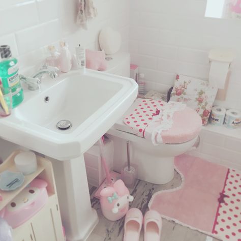 ideal vintage bathroom Bathroom Decor Kawaii, Cleancore Bathroom, My Melody Bathroom, Kawaii Bathroom Ideas, Cutecore Bathroom, Cute Aesthetic Bathroom, Sanrio Bathroom, Redecorate Bathroom, Apartment With Roommates