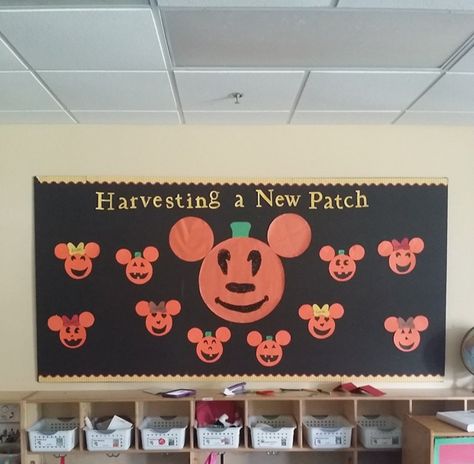 fall mickey bulletin Pumpkin Bulletin Board, Classroom Doors, Mickey Mouse Pins, Diy School, Halloween Classroom, Mickey Pumpkin, Mickey Mouse Halloween, Halloween Party Diy, Party Diy