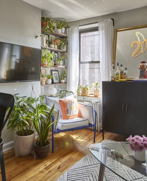 Small Nyc Apartment, Plant Styling, Colorful Apartment, Kitchen Decor Apartment, Apartment Bedroom Decor, Lower East Side, Nyc Apartment, Apartment Inspiration, Living Room Colors