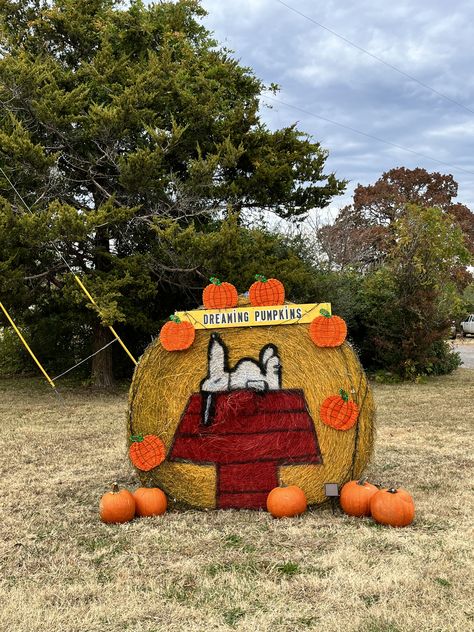 Haybale Decorating Contest, Painted Hay Bales Halloween, Hay Bale Decorating Ideas Christmas, Hay Bale Halloween Decor, Hay Bale Christmas Ideas, Fall Decorations With Hay Bales, Round Bale Decorating Ideas, Fall Hay Bale Display, Round Hay Bale Decorating Ideas