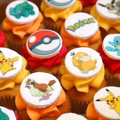 Cake And Cupcake Combo, Cupcakes Pokemon, Pokemon Cake Pops, Pikachu Party, Pokemon Party Decorations, Pokemon Cupcakes, Pokemon Birthday Cake, Kids Party Snacks, Pikachu Cake