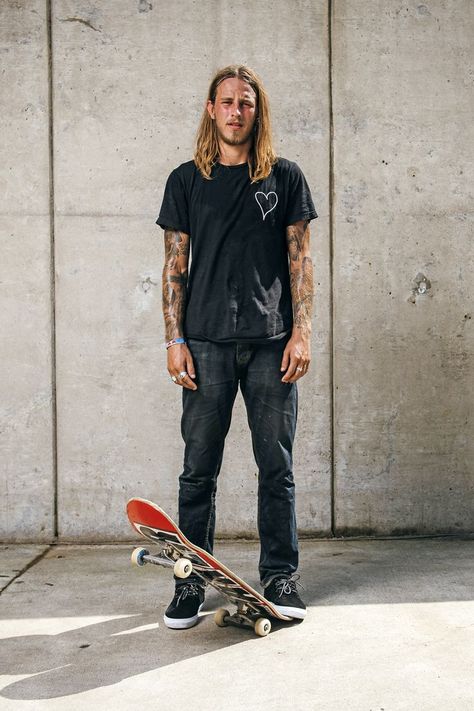 Riley Hawk is one of the most talented street skaters of his generation. Tony Hawk's son forged his own path through rails, ledges, stair sets, and full pipes. Tony Hawk Outfit, Riley Hawk, Street Skater, Boys Artwork, Skate Art, Tony Hawk, Herren Outfit, Bra Style, Bra Styles