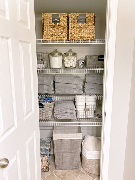 Cupboard Organisation, Linen Closet Design, Small House Storage, Closet Organization Tips, Wire Closet Shelving, Bathroom Linen Closet, Organiser Son Dressing, Storage Hacks Diy, Diy Storage Shelves