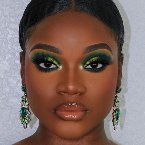 Earthy Makeup Looks, Makeup Looks Black Women, Dark Skin Eyeshadow, Earthy Makeup, I Am Magic, Green Eyeshadow Look, Maquillage Yeux Cut Crease, American Makeup, Makeup Dark