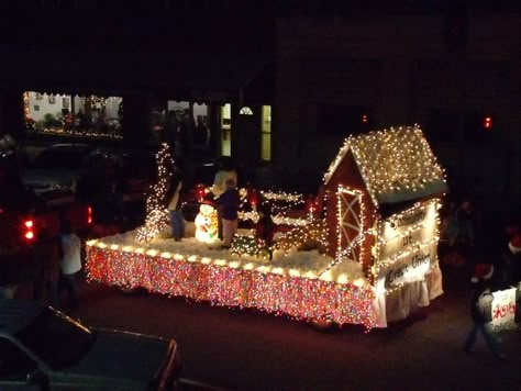 Christmas Floats Parade Ideas, Christmas Parade Float Ideas, Christmas Golf Cart, Holiday Parade Floats, Parade Float Theme, Golf Cart Parade, Christmas Floats, Oskaloosa Iowa, Parade Float Ideas