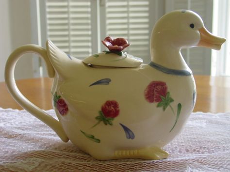 Duck teapot Cool Tea Pots, Creative Teapots Ceramics, Teapots Aesthetic, Cute Teapot Ceramic, Cool Teapots, Ceramics Tea Set, Clay Teapots Ideas, Cute Teapots, Goose Teapot