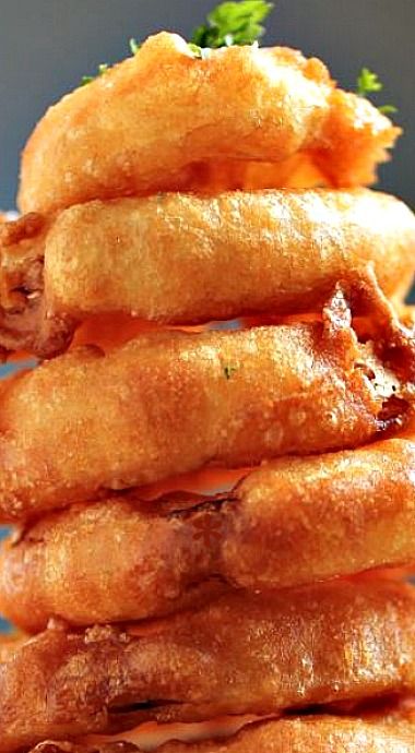 Fried Onion Rings Recipe, Battered Onion Rings, Beer Battered Onion Rings, Onion Rings Recipe, Spicy Dipping Sauce, Homemade Fries, Beer Battered, Food Lab, Beer Batter