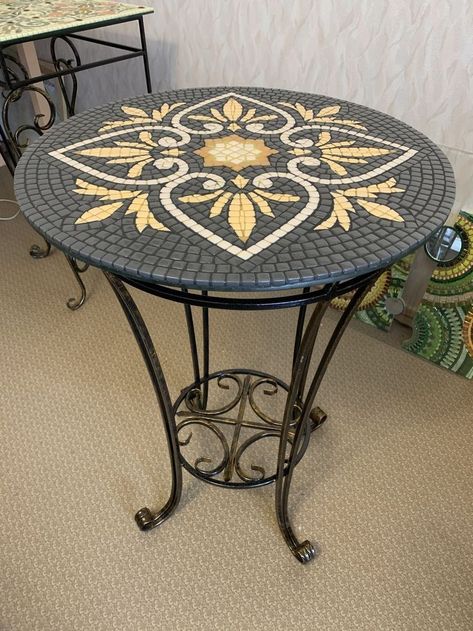 Mosaic Table Top Designs, Mosaic Patio Table, Mosaic Medallion, Mosaic Tiles Crafts, Tile Tables, Mosaic Furniture, Mosaic Art Diy, Mosaic Table Top, Mosaic Art Projects