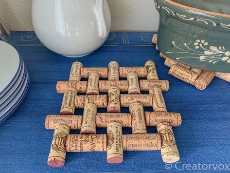 Wine Bottle Cork Trivet, Wine Cork Trivets How To Make A, Cork Pot Holder, Diy Trivet Ideas, Wine Cork Hot Pad, Cork Ideas Craft Projects, Wine Cork Trivet Diy, Easy Cork Crafts, Things To Make With Corks