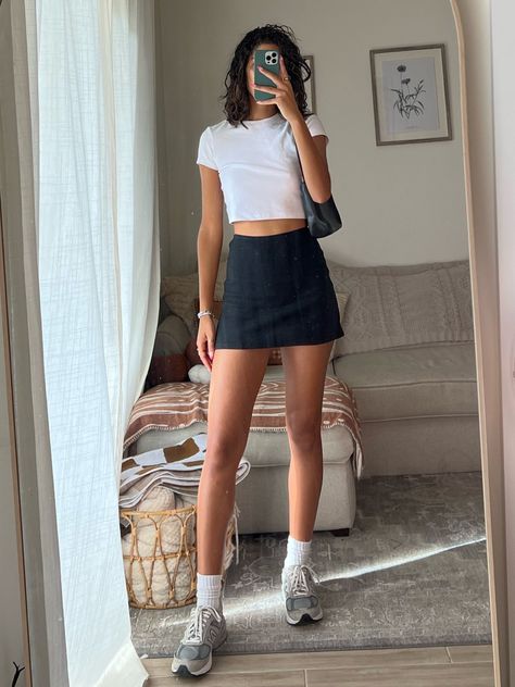 Black Mini Skirt Outfit Summer, White Mini Skirt Outfit, Outfits With Mini Skirts, Mini Skirts Outfits Summer, Black Mini Skirt Outfit, Skirt Outfit Casual, Skirt Outfit Summer, Black Skirt Outfits, Skirt Outfits Summer