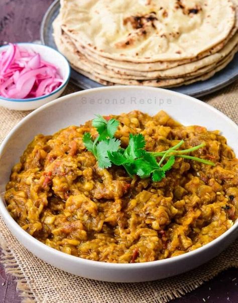 Baingan bharta or desi baba ganoush is a treat you will enjoy in every season. Learn to make this easy baingan ka bharta in air fryer. Recipes Airfryer, Brinjal Curry, Bharta Recipe, Baingan Bharta, Tandoori Roti, Chilli Paneer, Eggplant Curry, Easy Curry, Roast Eggplant