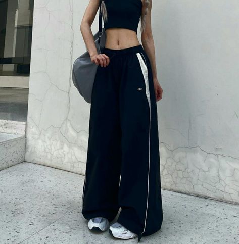 Outfit, crop tee, crop top, y2k, kpop, korea style, cool, parachute pants Trousers Women Casual, 24 Birthday, Hip Hop Trends, Sweatpants Women, Baggy Sweatpants, Plus Size Cargo Pants, Baggy Trousers, Pants Loose, Hip Hop Streetwear