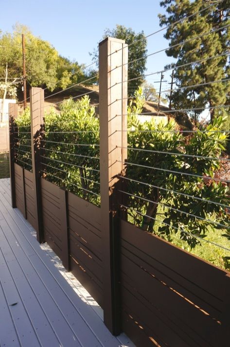 Cable Fencing, Fence Design Ideas, Front Yard Decor, Wire Mesh Fence, Privacy Fence Designs, Front Fence, Cheap Backyard, Backyard Privacy, Front Yard Fence