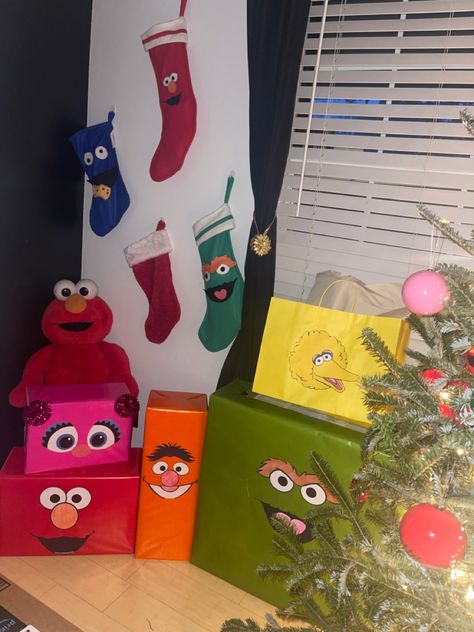 Sesame Street Christmas Tree Ideas, Elmo Christmas Tree Ideas, Sesame Street Christmas Tree, Elmo Christmas, Sesame Street Christmas, Christmas Trees For Kids, Sesame Street Birthday Party, Street Trees, Elmo Birthday