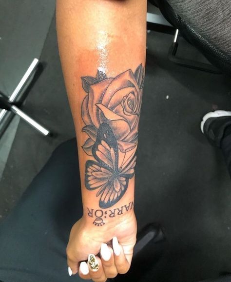 Tattoo Black Women, Rosen Tattoo Frau, Rose And Butterfly Tattoo, Chicanas Tattoo, Rose Tattoos For Women, Hand Tattoos For Girls, Cute Hand Tattoos, Pretty Hand Tattoos, Neck Tattoos Women