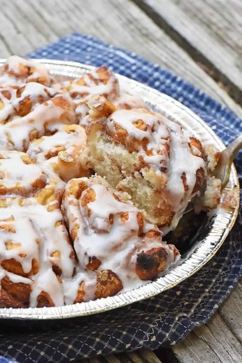 Camping Cinnamon Rolls, Campfire Cinnamon Rolls, Pie Iron, Trending Recipes, Ooey Gooey, Cinnamon Rolls Recipe, Camping Fun, Camping Meals, Rolls Recipe