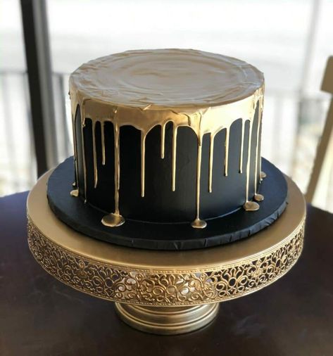 Cake Ideas Black And Gold, Cake Black And Gold, Black And Gold Birthday Cake, Golden Birthday Cakes, Black And Gold Cake, Yogurt Covered Pretzels, Chandelier Cake, Golden Cake, Gold Birthday Cake