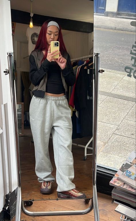 Green Nike Sweatpants Outfit, Grey Joggers Outfit Women Street Styles, Outfit Jogging Nike, Y2k Joggers Outfit, Straight Joggers Outfit, Baggy Joggers Outfit Women, Straight Sweatpants Outfit, Straight Leg Joggers Outfit, Baggy Joggers Outfit