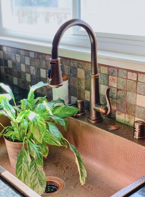 Lindsey and Esther of @bayareabuzz recently installed an Angelico Drop-in Copper Sink and shared with us the whole process. They decided they didn't want a huge project and the drop-in option was the perfect choice. Copper Sinks, Copper Kitchen Sink, Old Sink, Fireclay Farmhouse Sink, Black Kitchen Sink, Drop In Kitchen Sink, Black Sink, Best Christmas Presents, Quick Diy