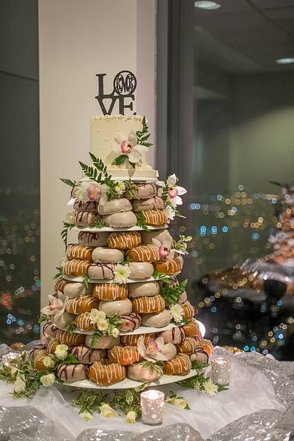 Wedding Cake Donut Tower, Dessert Tower Wedding, Donut Tower Wedding, Donut Wedding Cake, Wood Wedding Cakes, Donut Tower, Minnie Mouse Cake Topper, Cake Donut, Dessert Original