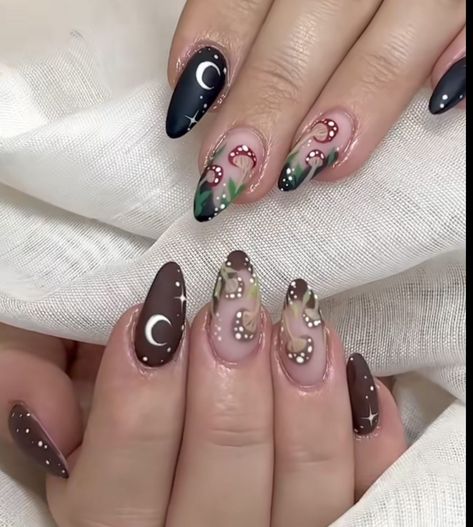 Alternative Fall Nails, Nail Inspo Mushroom, Spooky Mushroom Nails, Goth Mushroom Nails, Acrylic Nails Mushroom Designs, Autumn Mushroom Nails, Trippy Mushroom Nails, August Nails, Nail Art Diy Easy