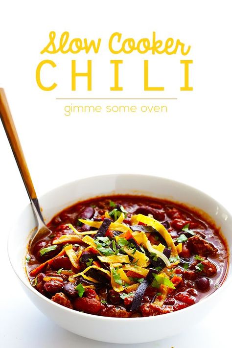 Classic Slow Cooker Chili -- super easy to make, and SO GOOD! | gimmesomeoven.com #soup #fall #gameday Belle Of The Kitchen, Slow Cooker Chili Recipe, Crockpot Chili, Gimme Some Oven, Slow Cooker Chili, Crock Pot Slow Cooker, Chili Recipe, Healthy Dinners, Croutons