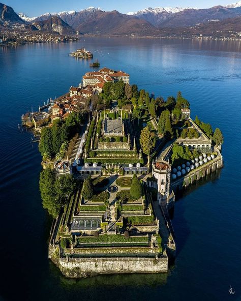 Lake Maggiore, Filmy Vintage, Beautiful Castles, Northern Italy, Beautiful Lakes, Best Cities, Beautiful Islands, Places Around The World, Italy Travel