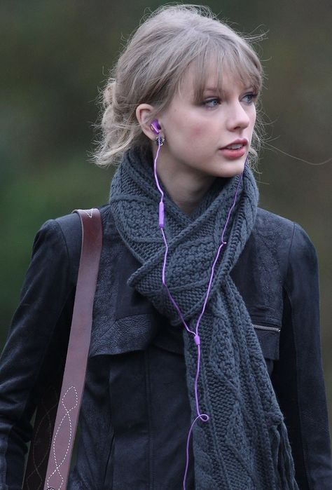 Taylor Swift wearing Skullcandy headphones Taylor Swift 壁紙, Taylor Swift Fotos, Red Era, Camila Morrone, Estilo Taylor Swift, Swift Photo, Taylor Swift Red, Swift 3, Taylor Swift Wallpaper