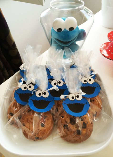 Cookie Monster Thank You, Cookie Monster Snacks, Cookie Monster Second Birthday, Cookie Monster Birthday Party Decorations, Cookie Monster Food Ideas, Cookie Monster Birthday Party Ideas, Cookie Monster Baby Shower Theme, Cookie Monster Centerpiece Ideas, Cookie Monster Decorations