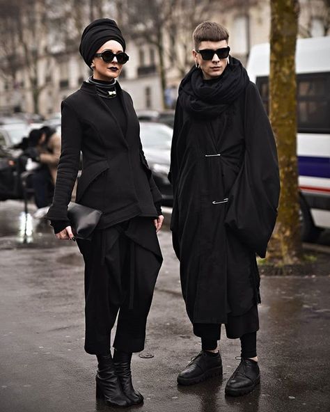 Head Scarf Styles, Fashion Week 2018, Paris Fashion Week Street Style, Advanced Style, Black Clothing, Street Style Paris, How To Wear Scarves, Oversized Pullover, Fashion Couple