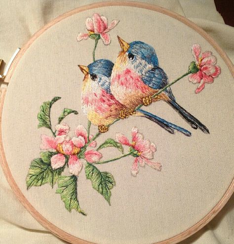 Bordado Jacobean, Brazilian Embroidery Stitches, Miniature Embroidery, Birds Embroidery Designs, Crewel Embroidery Kits, Hand Embroidery Patterns Flowers, Hand Embroidery Flowers, Bird Embroidery, Brazilian Embroidery