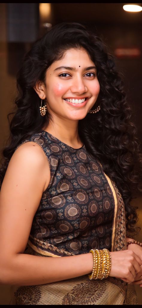 Sai Pallavi Hd Images, Sai Pallavi, Desi Aesthetic, Shadow Pictures, Indian Woman, Beautiful Wallpaper, South Actress, Photos Hd, Punch Man